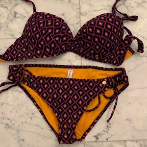 Raisins bold print bikini. Never worn. Size small with push up bra top